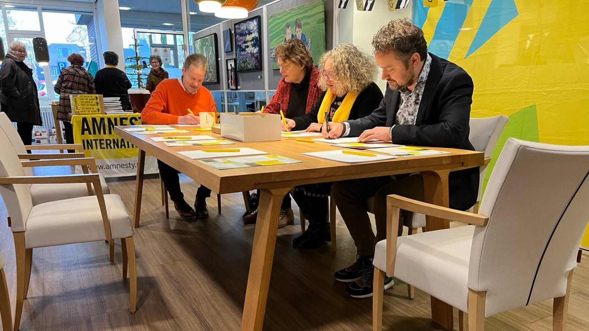 Foto: Amesty Nunspeet schrijft voor Write for Rights