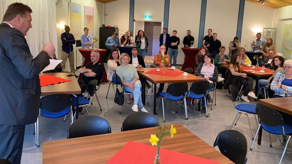 Foto: Burgemeester bedankt vrijwilligers voor hun hulp bij de opvang in Vierhouten