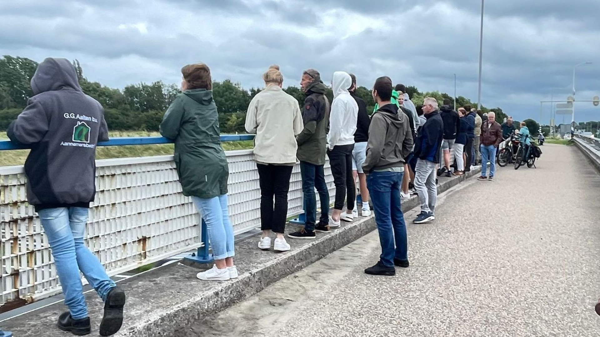 Foto: Drukte op viaducten en langs A28 voor uitzwaaien trucks