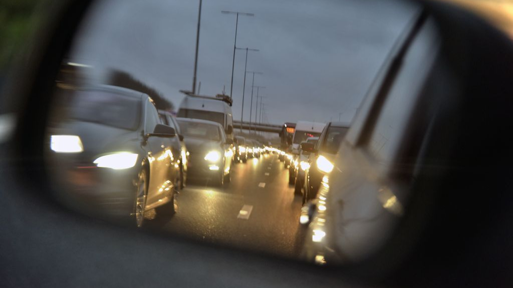 Foto: Gekantelde vrachtwagen op A28 zorgt voor fikse vertraging