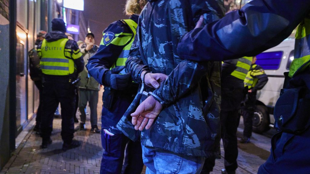 Foto: Terrasgangers zijn getuige van grote politie-inval