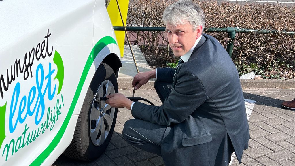 Foto: Wethouder test slimme bandenpomp