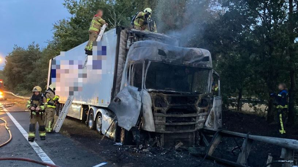 Foto: Vrachtwagen uitgebrand op A28, rijbaan urenlang dicht