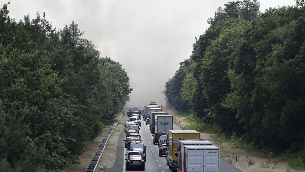 Foto: Heidebrand langs de A28 bij Hulshorst