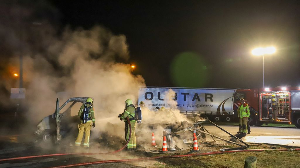 Foto: Slapende chauffeur gered uit brandende vrachtwagen