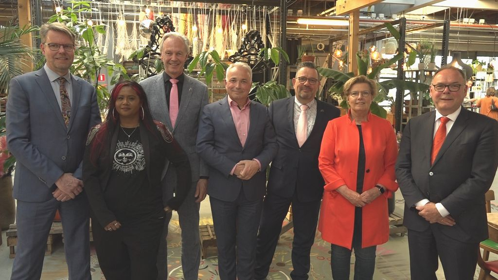 Foto: Wethouders aan het werk: alle coalities zijn rond, op een na