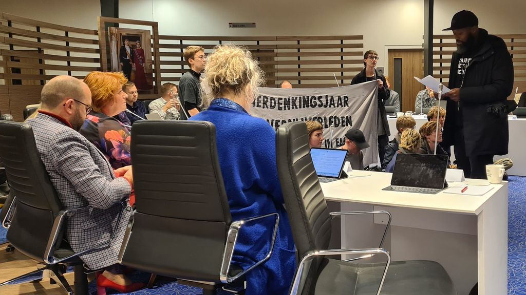 Foto: Kick Out Zwarte Piet legt raadsvergadering stil: 'Zinloze actie'