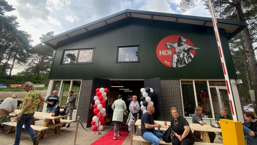 Foto: Gezellige sfeer tijdens opening nieuw pand MC Nunspeet