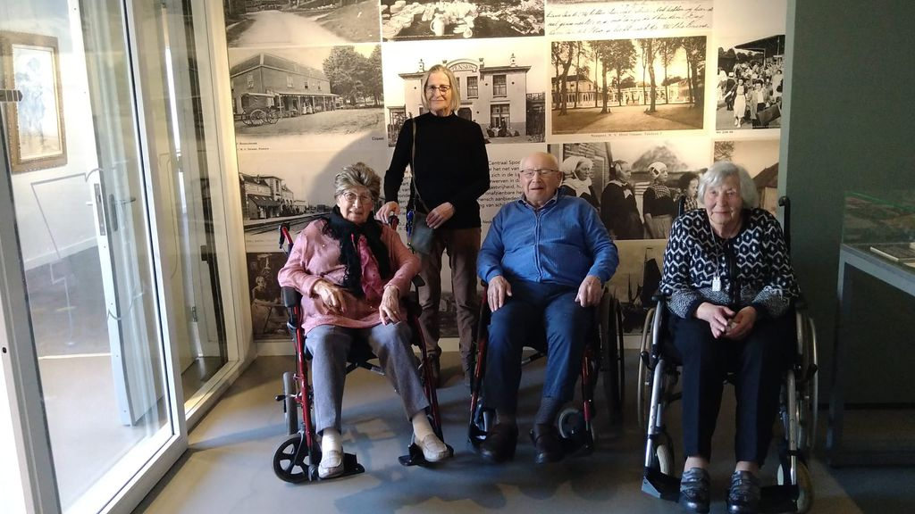 Foto: Bewoners Ittmannshof krijgen in alle rust rondleiding in het Noord-Veluws Museum