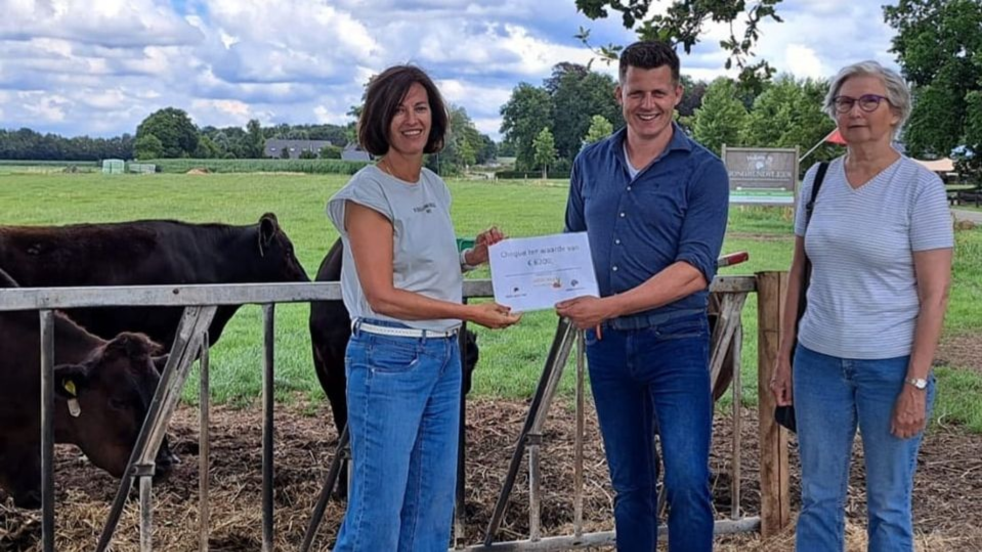 Foto: Voedselhulp Nunspeet ontvangt mooi bedrag tijdens veiling