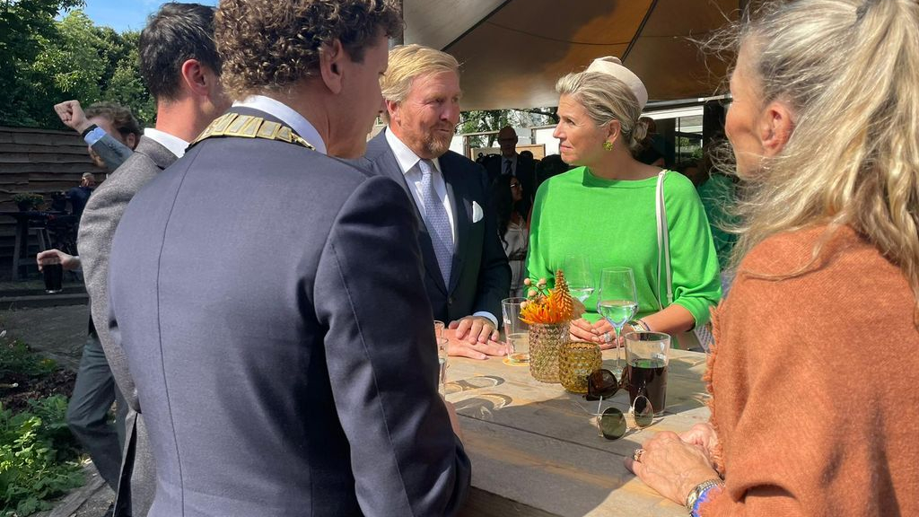 Foto: Koningspaar sluit streekbezoek af met borrel