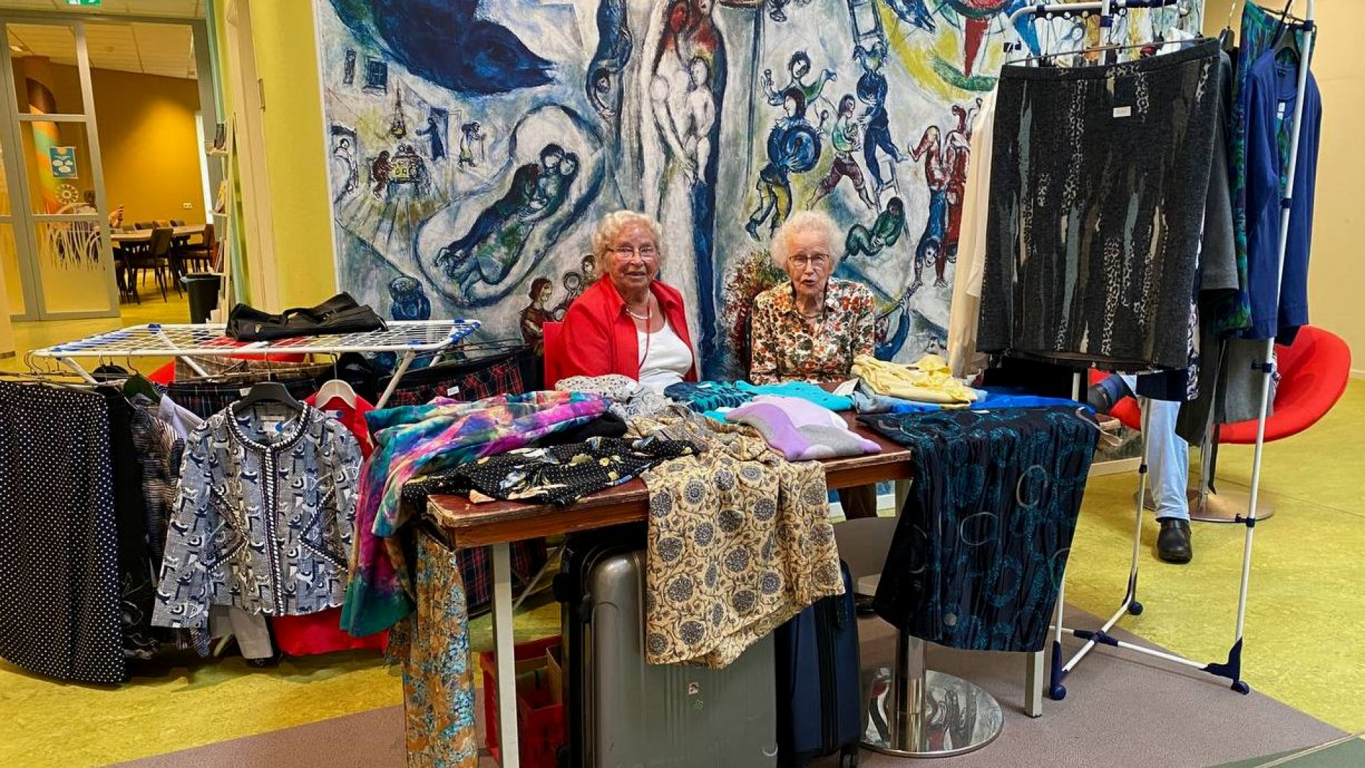 Foto: Tweede kans voor kleding tijdens de kledingbeurs in de Veluvine