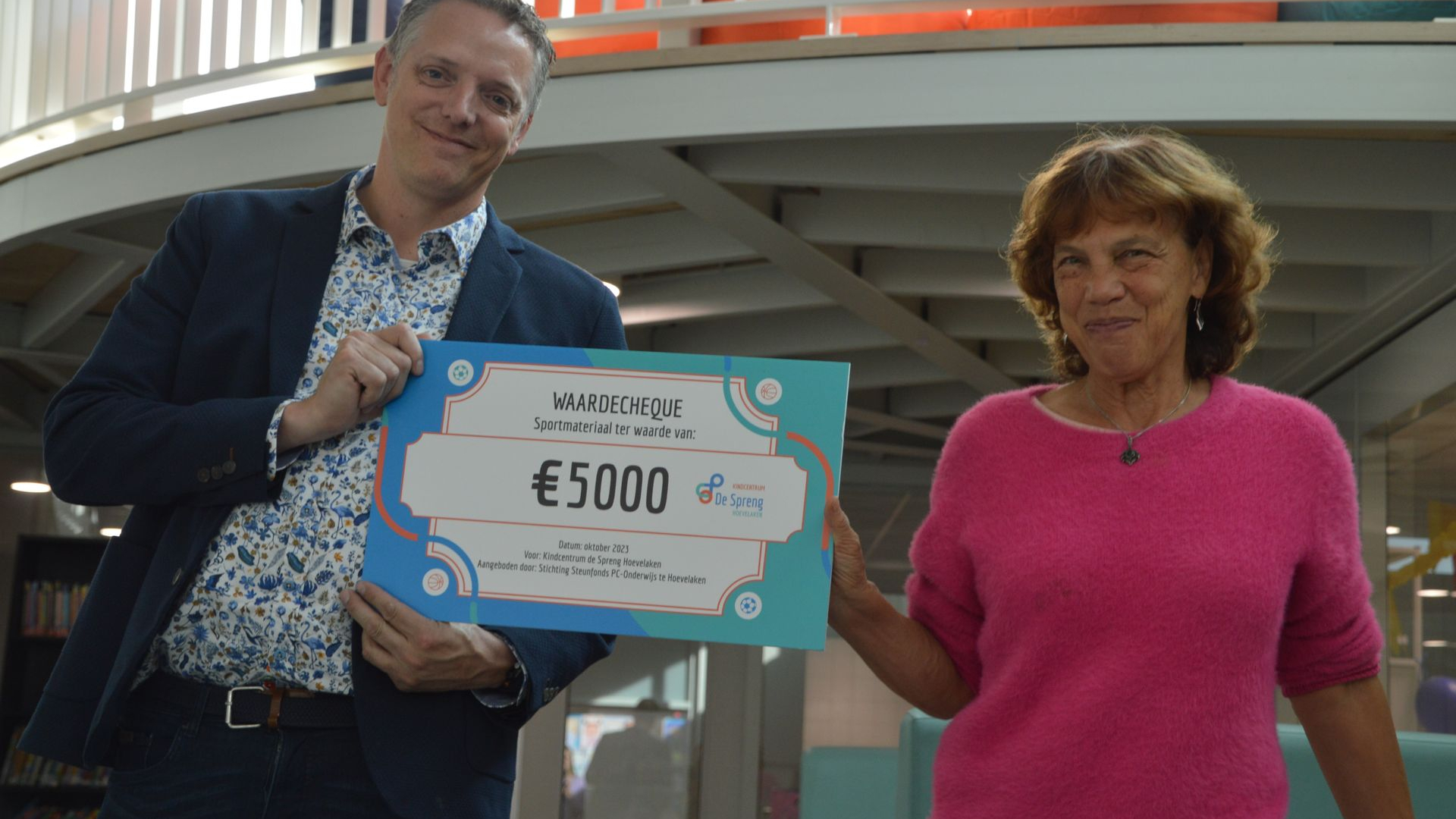 Foto: Kindcentrum de Spreng Hoevelaken ontvangt € 5000 van Steunstichting de Spreng