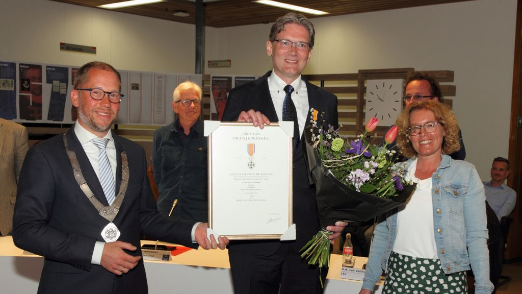 Foto: Koninklijke onderscheiding voor twee oud-raadsleden in Elburg
