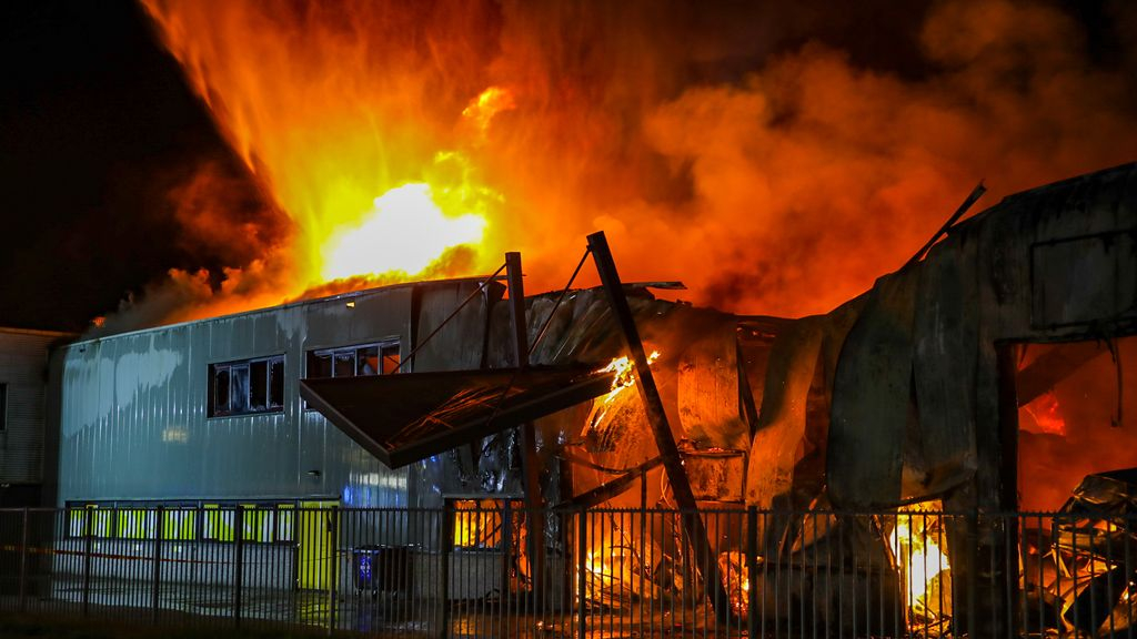 Foto: NL-alert om grote brand in Elburg