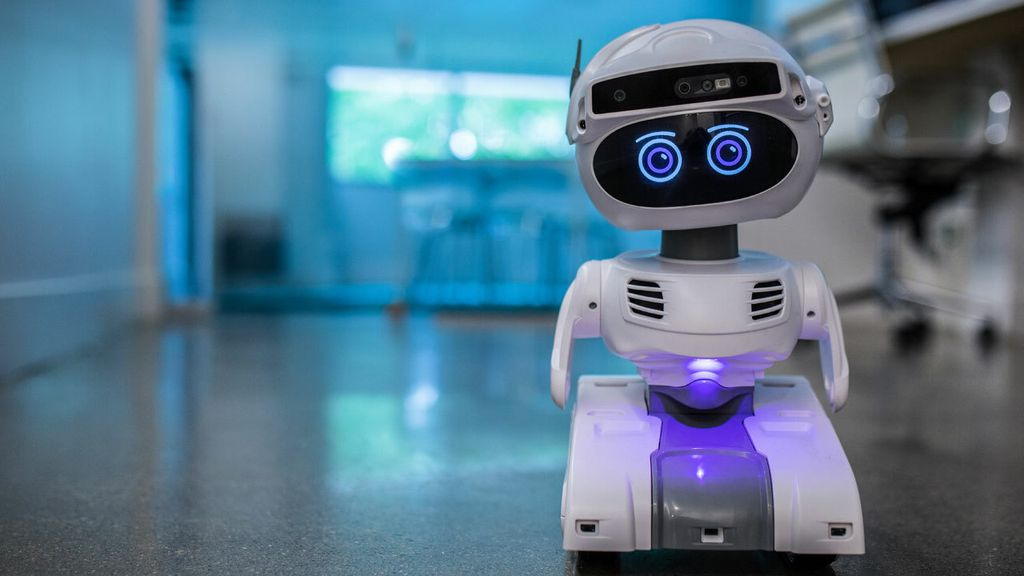 Foto: Meneer en mevrouw Dekker testen zorgrobot en komen op TV: ‘Je bent er maar druk mee!’