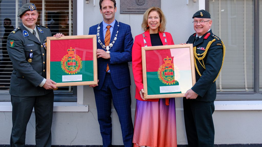 Foto: Burgemeesters Nunspeet en Harderwijk ontvangen Canadese regimentsvlag