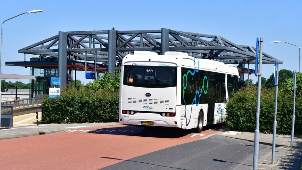 Foto: Bussen rijden zich stuk: Bestrating in Hoevelaken moet opnieuw
