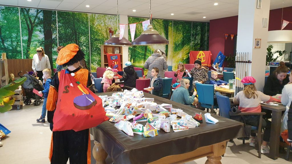 Foto: Sinterklaas wakker gezongen op het binnenhof