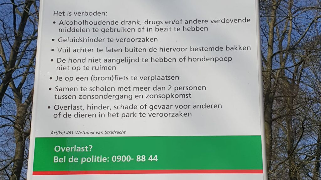 Foto: Borden met regels moeten overlast Petraveld verminderen