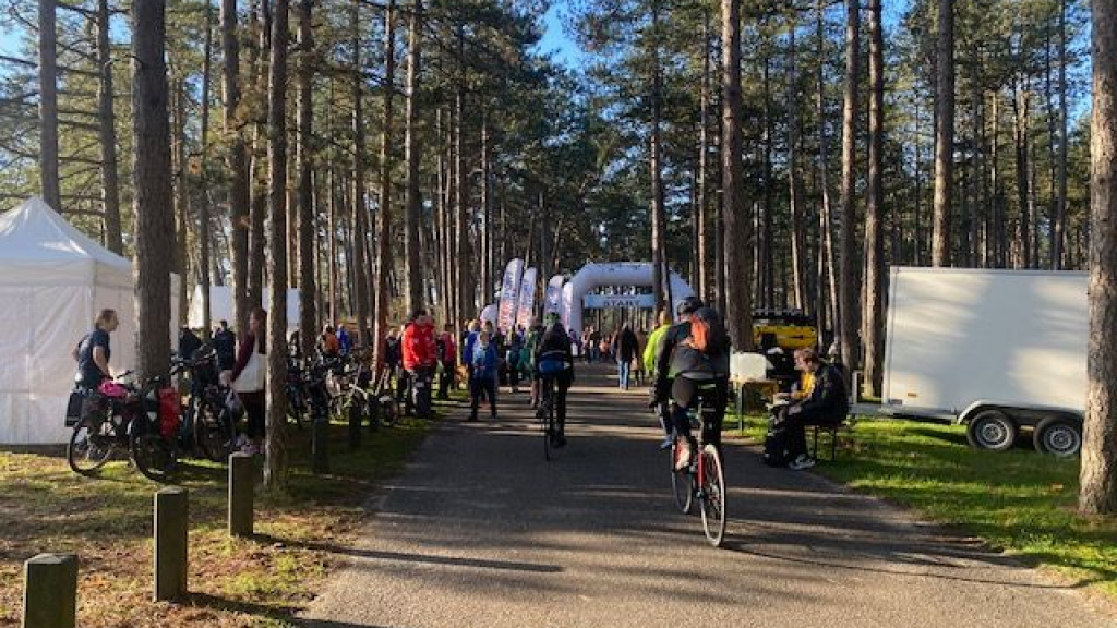 Foto: Sportief begin van de Zandenplasloop voor jong en oud