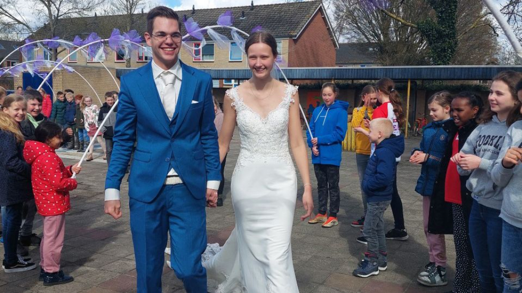 Foto: Bruidegom Meester Gert van der Heide brengt met zijn bruid een bezoek aan de Morgenster