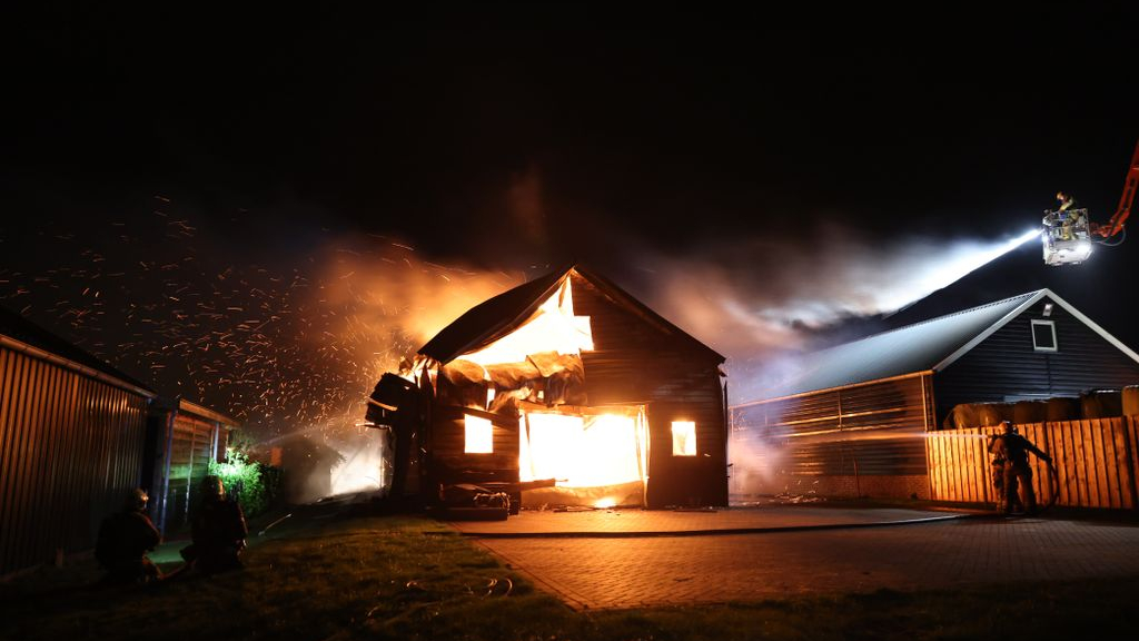 Foto: Grote brand in schuur met auto's geblust, paarden blijven gespaard