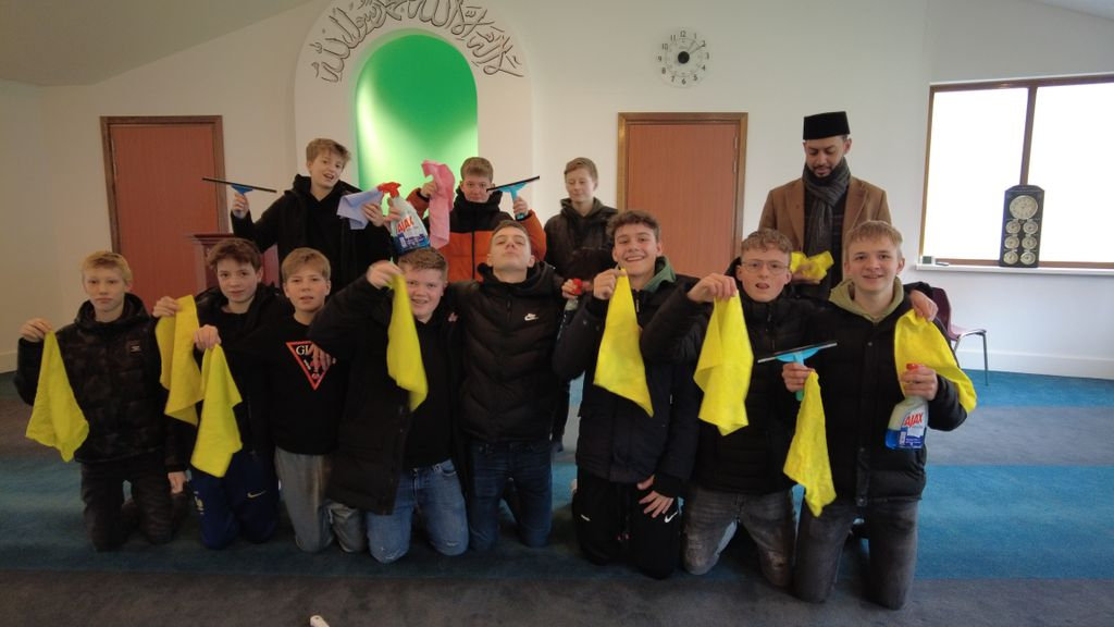 Foto: Leerlingen Nuborgh college steken handen uit de mouwen in het kader van NLdoet