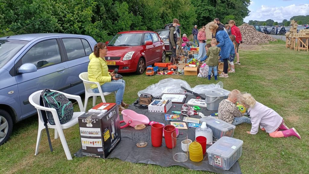 Foto: Bezoekers struinen rond de kofferbakverkoop bij de molen