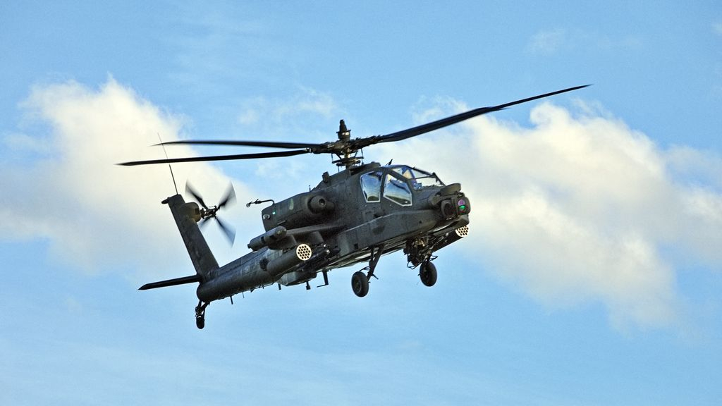 Foto: Man schiet op Apache-helikopter van Defensie