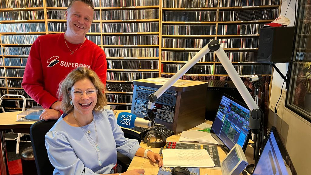 Foto: Burgemeester Blom brengt bezoek aan studio's RTV Nunspeet