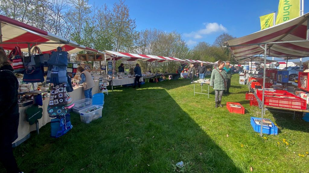 Foto: Zonnige Lentemarkt georganiseerd door Stichting Vrienden van Molen de Duif vol unieke kramen