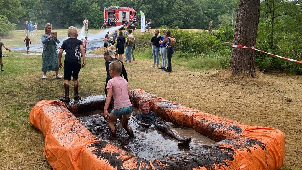 Foto: Modderige middag voor de kinderen in Elspeet