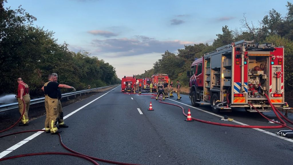 Foto: Ruim 100 mensen bezig met bosbrand: 'Dit kost kapitalen'