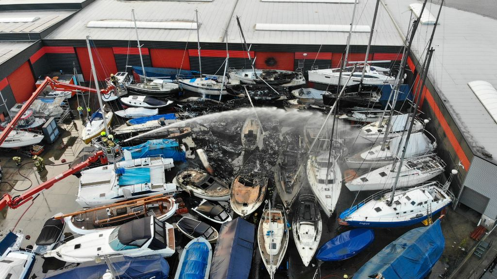 Foto: Zeer grote brand op jachtwerf