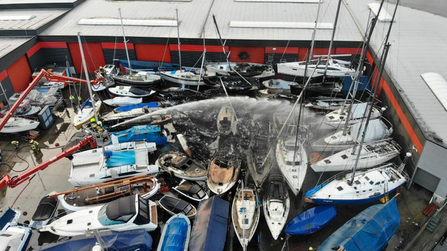 Foto: Zeer grote brand op jachtwerf