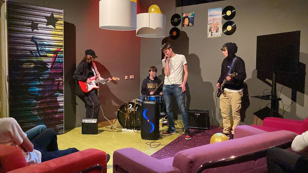 Foto: Nunspeetse jongeren organiseren geslaagde 80's en 90's party