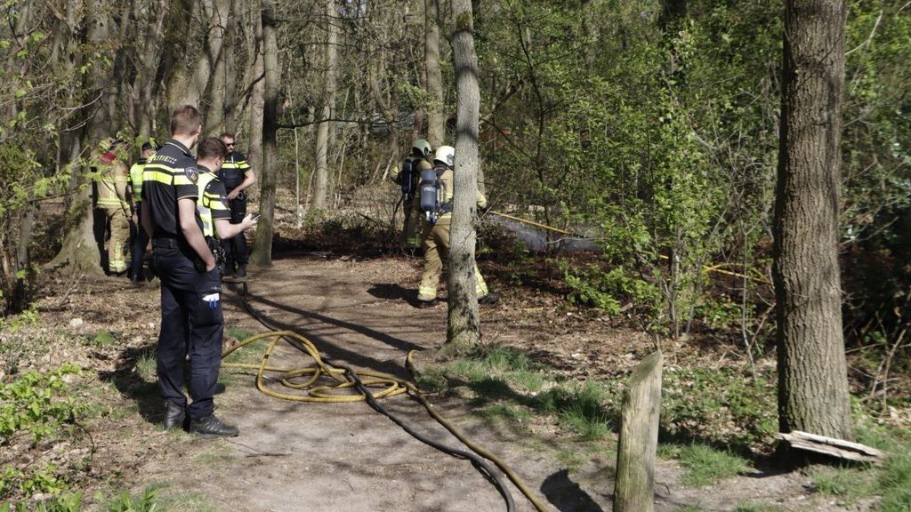 Foto: Matras vat door nog onbekende oorzaak vlam in de bosjes