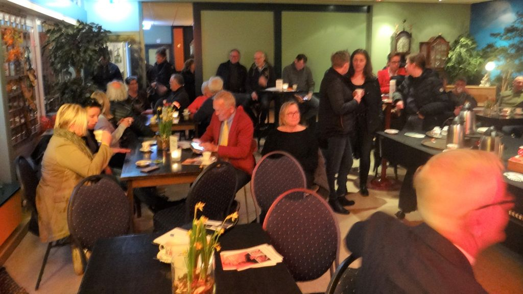 Foto: Eerste politiek café druk bezocht