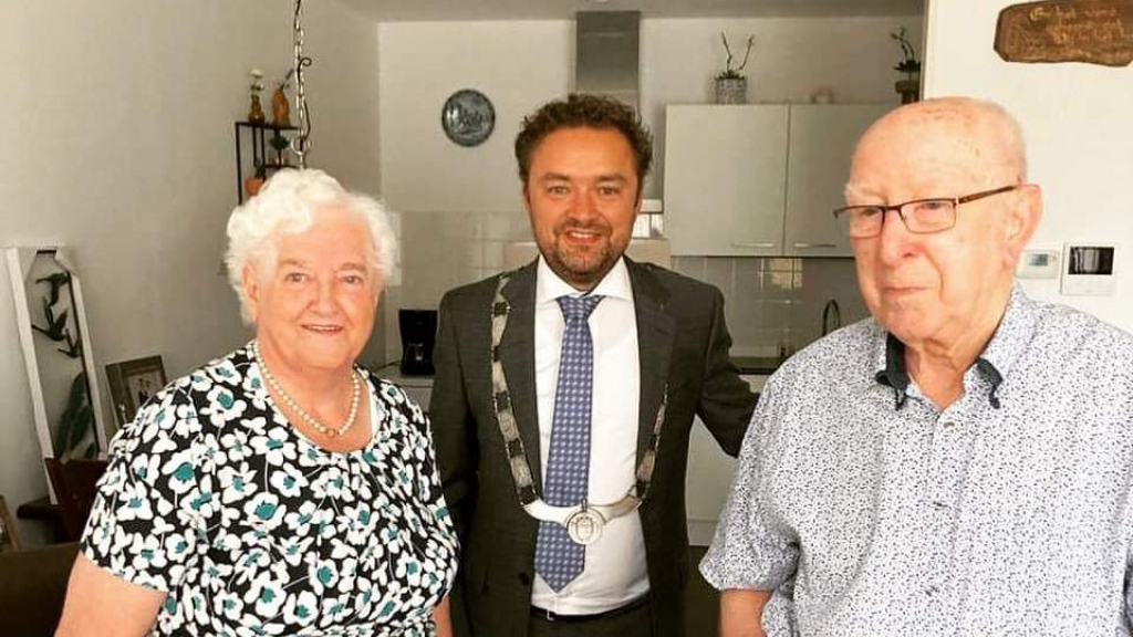 Foto: Wethouder feliciteert 60-jarig getrouwd echtpaar