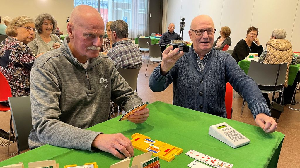 Foto: Landelijke bridgeonderscheiding voor Harderwijker Felix Slezak
