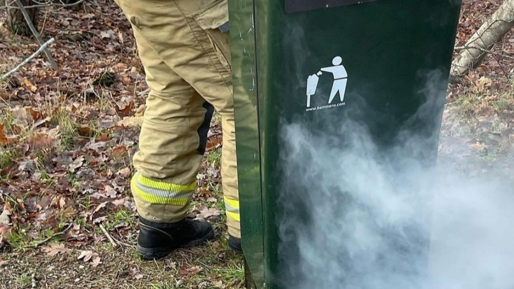 Foto: Brand in prullenbak mogelijk door vuurwerk