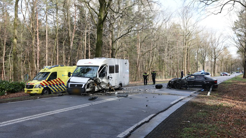 Foto: Fikse botsing camper en personenauto, bestuurder naar ziekenhuis