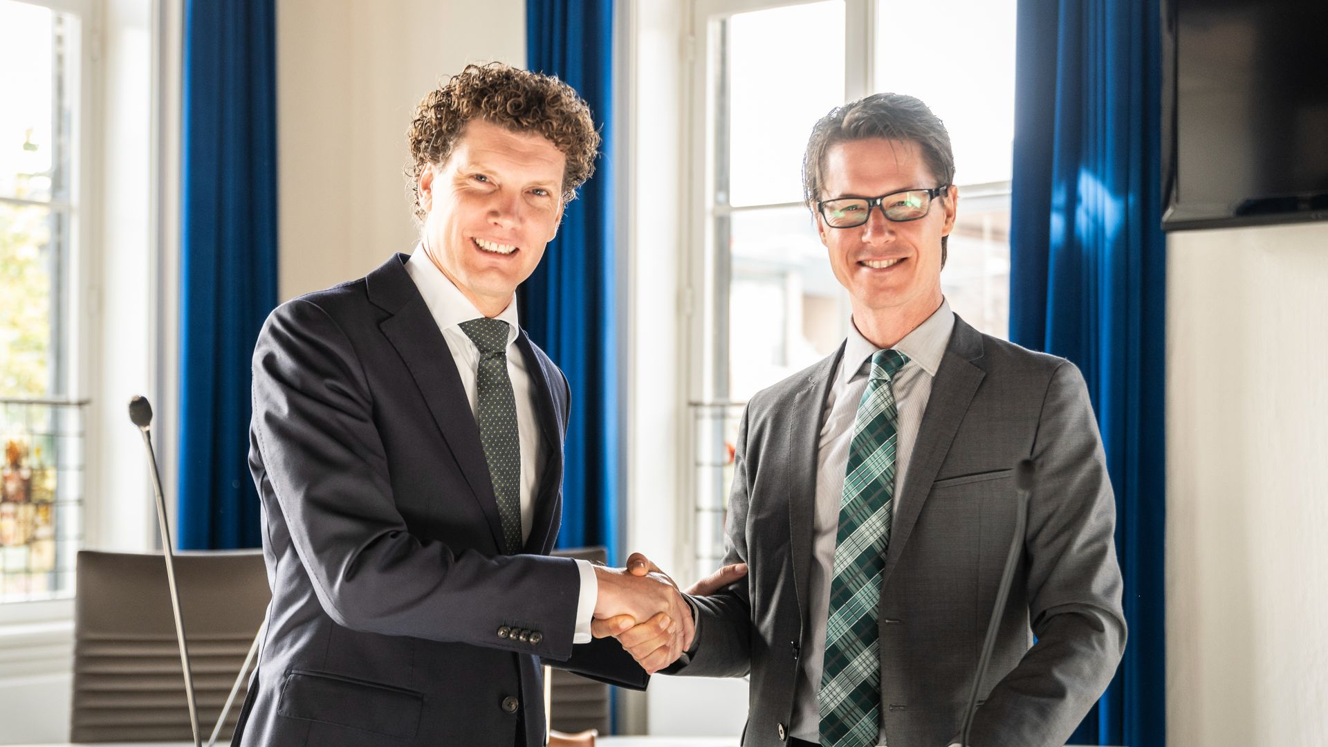 Foto: Gemeente Barneveld en COA ondertekenen overeenkomst azc