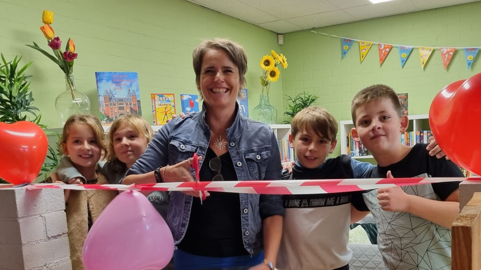 Foto: Daltonschool Corlaer opent samen met schrijfster Janneke Schotveld de nieuwe schoolbieb