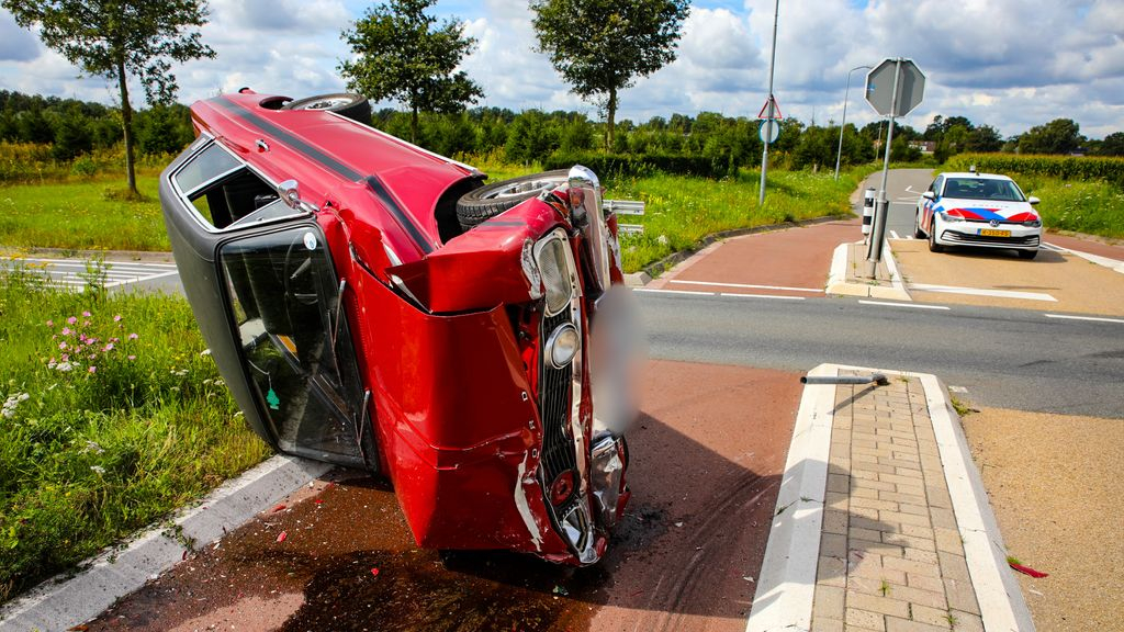 Foto: Bestuurder krijgt geen voorrang: oldtimer total loss