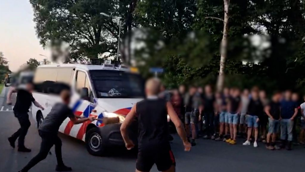 Foto: Politie zoekt vier boeren na rellen in Stroe en Kootwijkerbroek