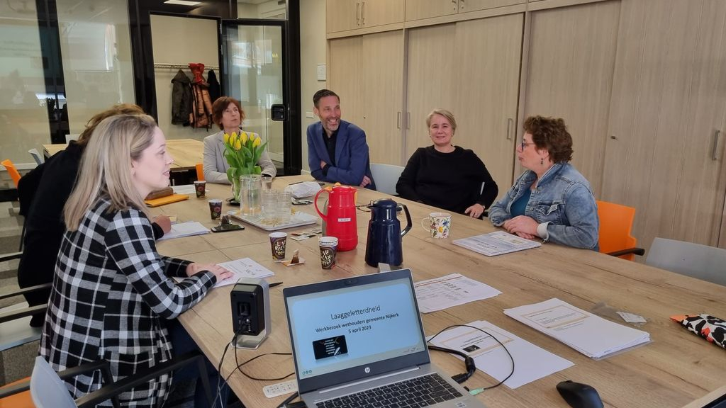 Foto: Werkbezoek wethouders over laaggeletterdheid in Nijkerk
