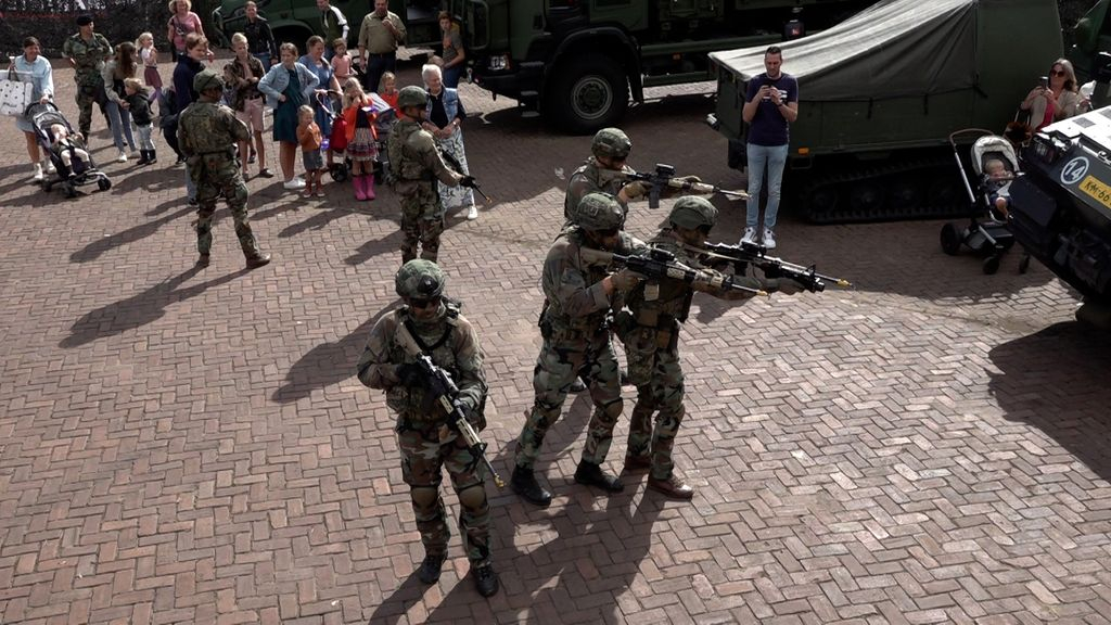 Foto: Buren kijken ogen uit op nieuwe marinierskazerne: 'Trots dat dit hier komt'