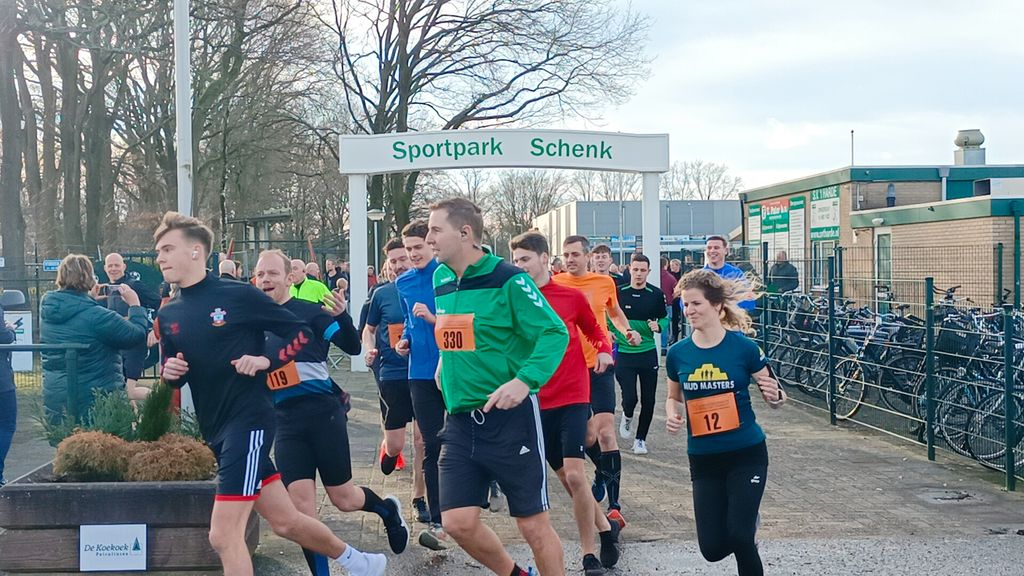 Foto: Het jaar van S.V. 't Harde geopend met de snertloop